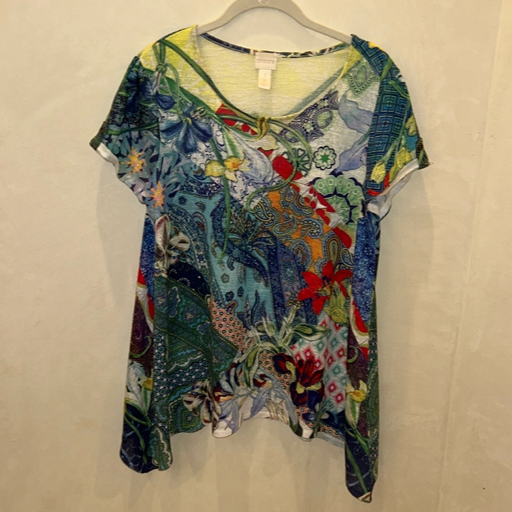 Chico’s Colorful Scoop Neck Sharkbite Hem Top
EUC